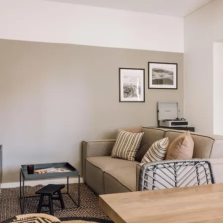 Lampoul - 2 Bedrooms And Balcony In Lapa * Lisboa