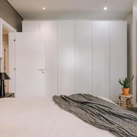 Lampoul - 2 Bedrooms And Balcony In Lapa Lisboa